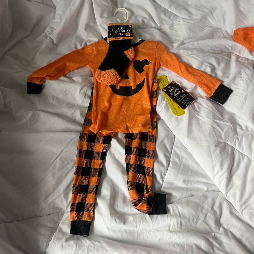 NWT Halloween Pumpkin Pajama Set With Fuzzy Socks 2t